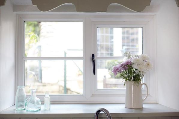 casement-window-valance-blind