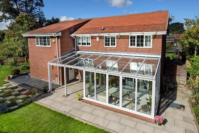 White PVCU veranda with aluminium support